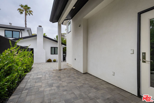 24042 Killion Street, Woodland Hills CA: https://media.crmls.org/mediaz/c5f4ee3b-fabc-4f3e-b5b2-8d8e3677fb01.jpg
