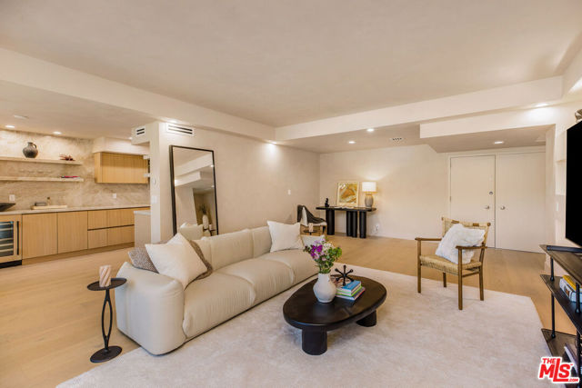 818 N Doheny Drive, West Hollywood CA: https://media.crmls.org/mediaz/c5f56081-7ce9-4b1a-afd7-cf816ea0d05f.jpg