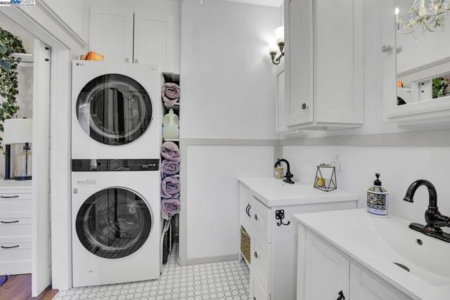 1215 Castro St, Martinez CA: https://media.crmls.org/mediaz/c5f5bb26-0f1f-4eef-8cf5-9205c7fb060c.jpg