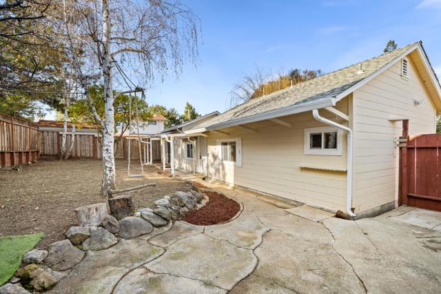 2066 Sterling Avenue, Menlo Park CA: https://media.crmls.org/mediaz/c5f5c3d4-3d34-43f8-9299-26bb5ebaa357.jpg