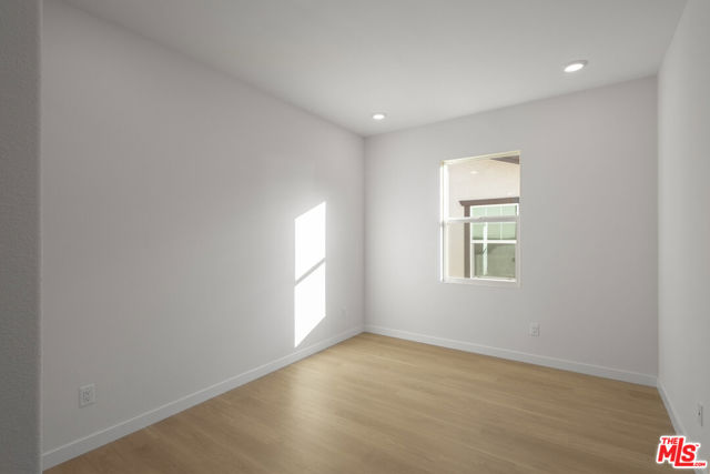 23725 Orange Blossom Dr, Newhall CA: https://media.crmls.org/mediaz/c5f5cc3f-cd7b-44e4-9340-c15d648f2c45.jpg