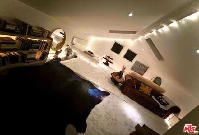 2513 Lincoln Boulevard, Venice CA: https://media.crmls.org/mediaz/c5f5e351-d8d0-44fd-aade-58e6fc21b4bb.jpg