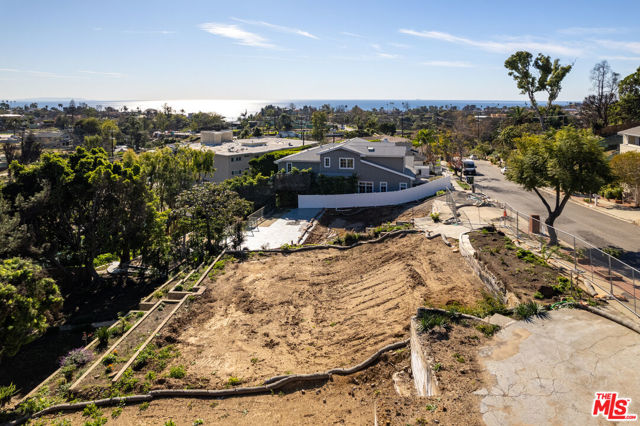 844 Las Lomas Avenue, Pacific Palisades CA: https://media.crmls.org/mediaz/c5f641fa-2763-4651-a56d-727641adcbbb.jpg