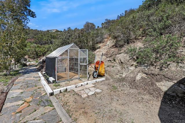 3698 Camino De Las Lomas, Vista CA: https://media.crmls.org/mediaz/c5f7bdf6-9699-41b5-b66b-8b42f74c0c68.jpg