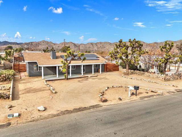 7552 Elk Trail, Yucca Valley CA: https://media.crmls.org/mediaz/c5f909d0-52b0-439b-833c-2c92f5d13c3e.jpg