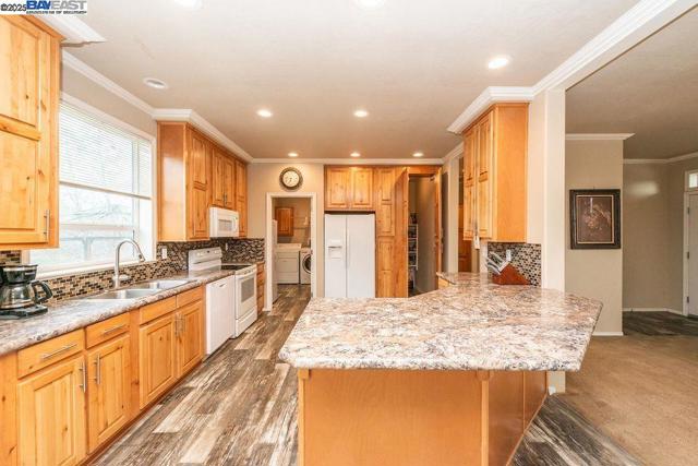21679 Squaw Grass Trail, Redding CA: https://media.crmls.org/mediaz/c5f93733-bf66-46ea-9c27-0daf107b4724.jpg