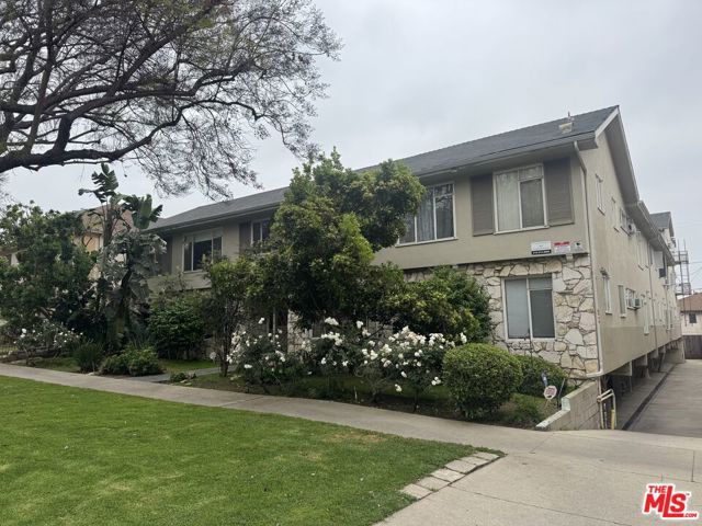 8218 De Longpre Avenue, West Hollywood CA: https://media.crmls.org/mediaz/c5f9ca19-3aec-484e-a22f-7e690013a8d3.jpg