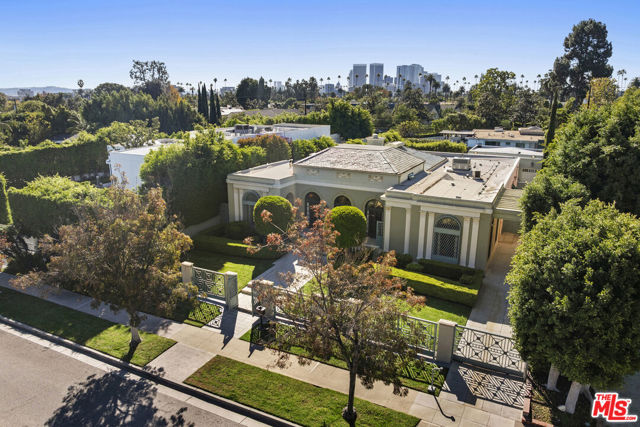 803 N Rexford Drive, Beverly Hills CA: https://media.crmls.org/mediaz/c5f9f69e-1f27-4c83-a23b-a52439373105.jpg