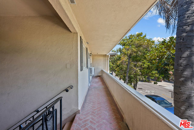 272 S Doheny Drive, Beverly Hills CA: https://media.crmls.org/mediaz/c5fa3ba7-90f8-4840-a709-1f5bb249ba33.jpg
