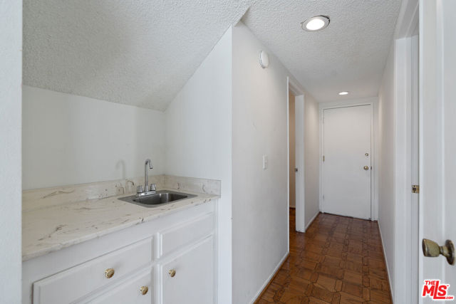 1943 Stonesgate Street, Westlake Village CA: https://media.crmls.org/mediaz/c5fc1eae-f3cf-4592-9997-ebc184d8ed09.jpg