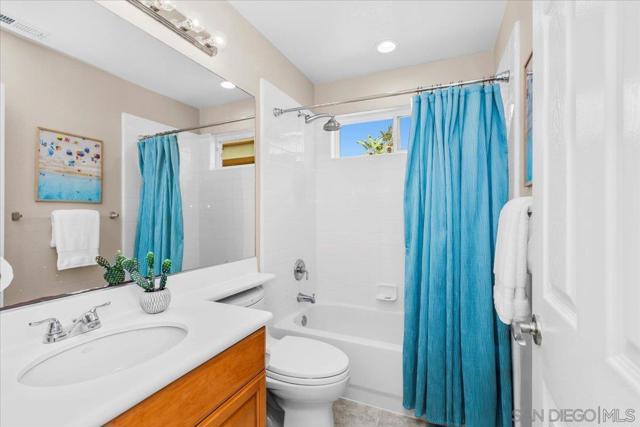 473 Sandalwood Ct, Encinitas CA: https://media.crmls.org/mediaz/c5fe10b2-0f93-4d31-ba92-0e61add663a0.jpg