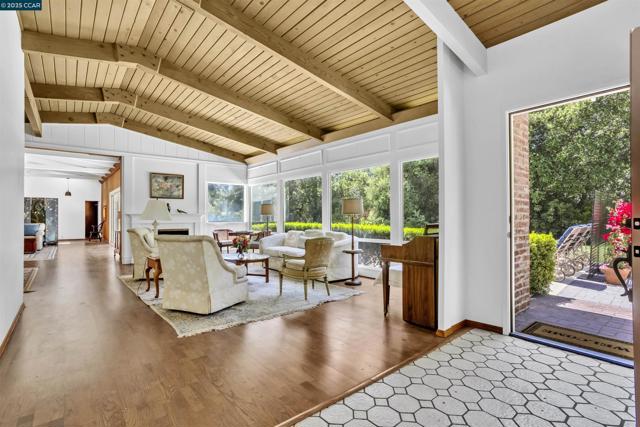 18 Van Tassel Ln, Orinda CA: https://media.crmls.org/mediaz/c5fe7734-7f7d-4b9d-8135-6893a779ff55.jpg