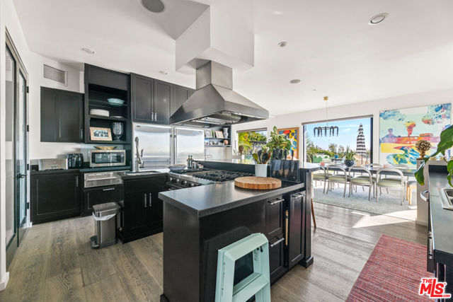 1501 Viewsite Terrace, Los Angeles CA: https://media.crmls.org/mediaz/c5ff7d69-434a-4974-9666-29a5e1a03528.jpg