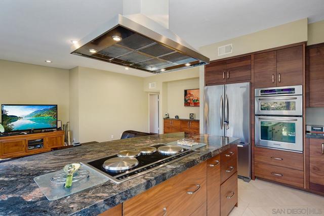 6643 Caminito Hermitage, La Jolla CA: https://media.crmls.org/mediaz/c60209f2-813a-4d53-97e8-385b8d59f813.jpg