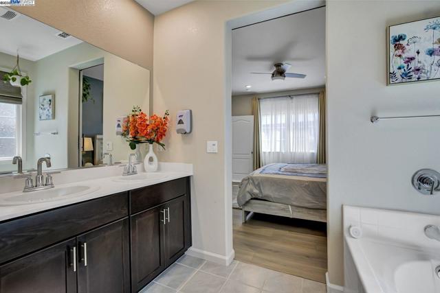 4014 Kenwood Cir, Oakley CA: https://media.crmls.org/mediaz/c6030fd9-9d98-4893-b843-d55a745b1532.jpg