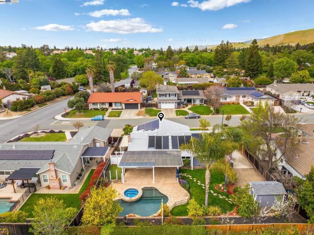 508 E Myrick Court, Clayton CA: https://media.crmls.org/mediaz/c603308d-5014-4bf3-a781-e149e6a5127c.jpg