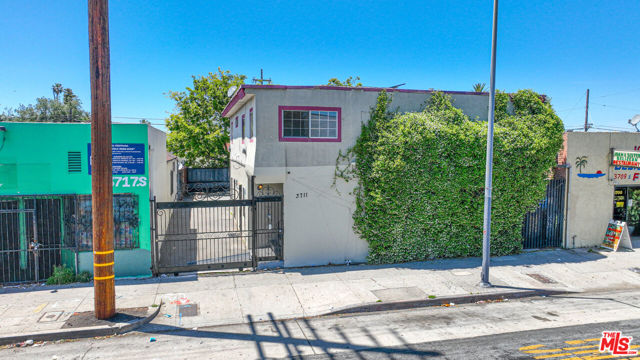 3711 S Western Avenue, Los Angeles CA: https://media.crmls.org/mediaz/c603e8dd-1c41-45a4-af7c-1f68e9f54a67.jpg