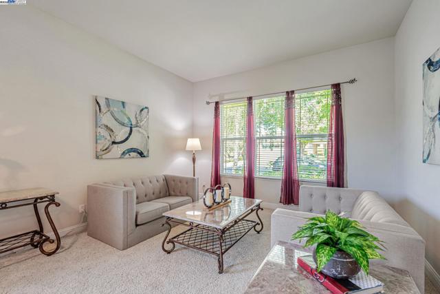 2453 Gardenstone Pl, Manteca CA: https://media.crmls.org/mediaz/c6071bec-8abc-407b-b653-32f572b01760.jpg