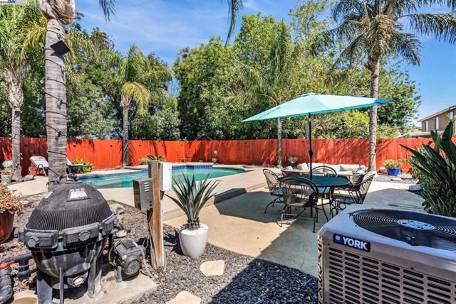 349 Cose Ln, Tracy CA: https://media.crmls.org/mediaz/c60797ad-49bc-4c3c-8c09-a25a3b96d174.jpg