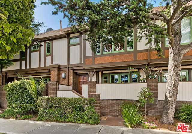 1405 Washington Avenue, Santa Monica CA: https://media.crmls.org/mediaz/c607a2df-c7b5-4f75-94d4-e3d076e175c4.jpg