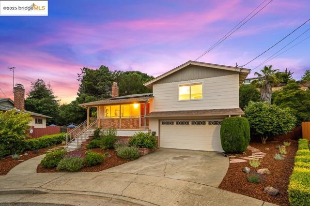 21 Maggiora Ct, Oakland CA: https://media.crmls.org/mediaz/c607adef-0cd8-4877-960e-ab03a139b20b.jpg