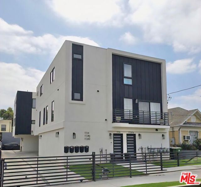 1724 Menlo Avenue, Los Angeles CA: https://media.crmls.org/mediaz/c6083191-d08b-4e61-9a19-492b0222faed.jpg