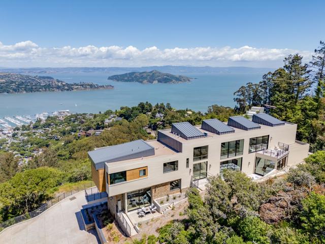 3 Wolfback Ridge Road, Sausalito CA: https://media.crmls.org/mediaz/c6086fc9-120c-4dd7-a642-0b04a37c490f.jpg
