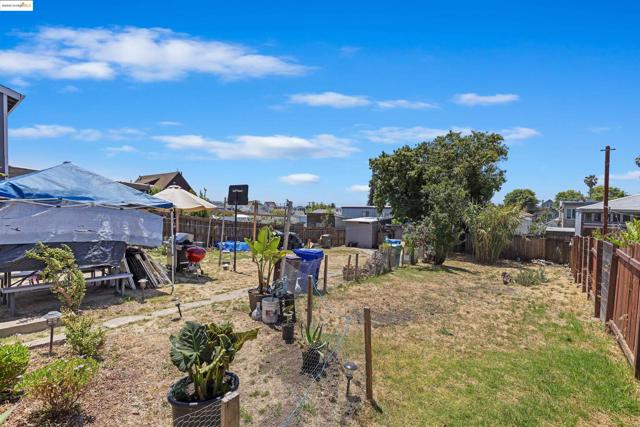 2029 E 22nd St, Oakland CA: https://media.crmls.org/mediaz/c608a5e6-4e3f-4e84-90a9-ed65f1b99255.jpg