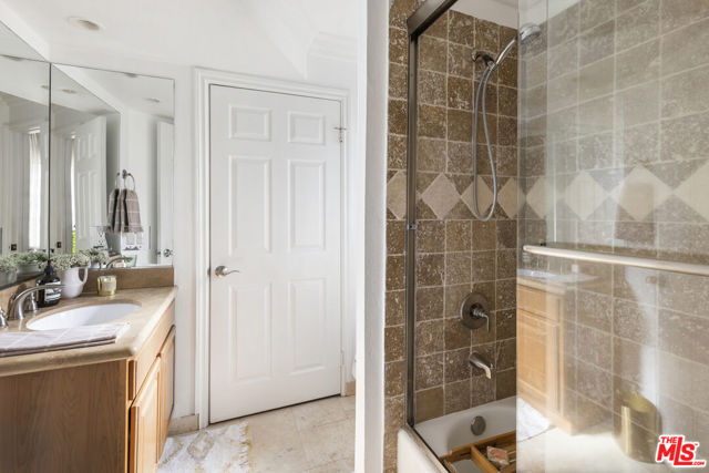 4211 Arch Drive, Studio City CA: https://media.crmls.org/mediaz/c6097867-1ea5-47c5-8aae-82042889b366.jpg
