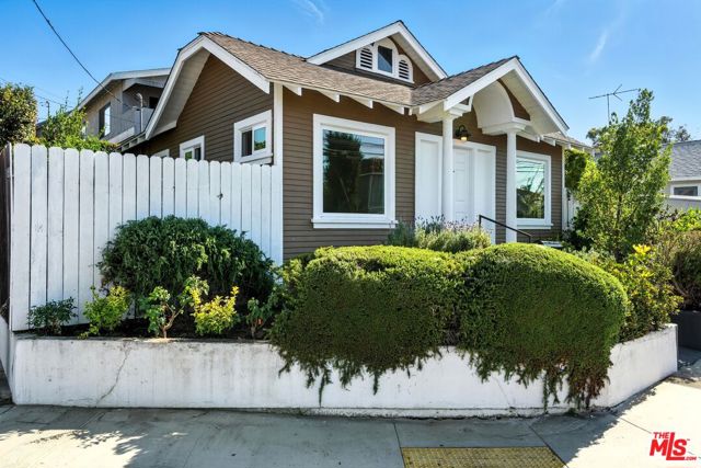 3712 E 10th Street, Long Beach CA: https://media.crmls.org/mediaz/c609a55d-df70-4022-b98e-ea7572487c8d.jpg