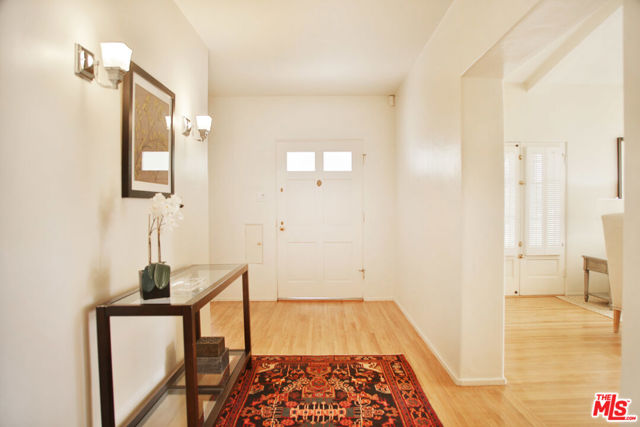 2963 Queensbury Drive, Los Angeles CA: https://media.crmls.org/mediaz/c60ab8aa-bfb8-46f4-987a-80756ce822a1.jpg
