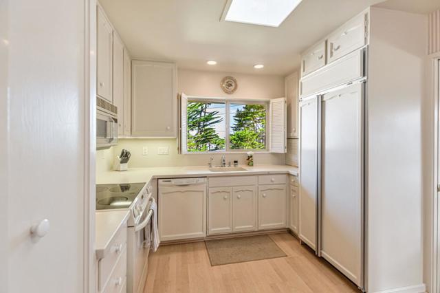 59 Skyline Crest Dr, Monterey CA: https://media.crmls.org/mediaz/c60ade86-ed40-4d04-894e-615fee1ee0e8.jpg