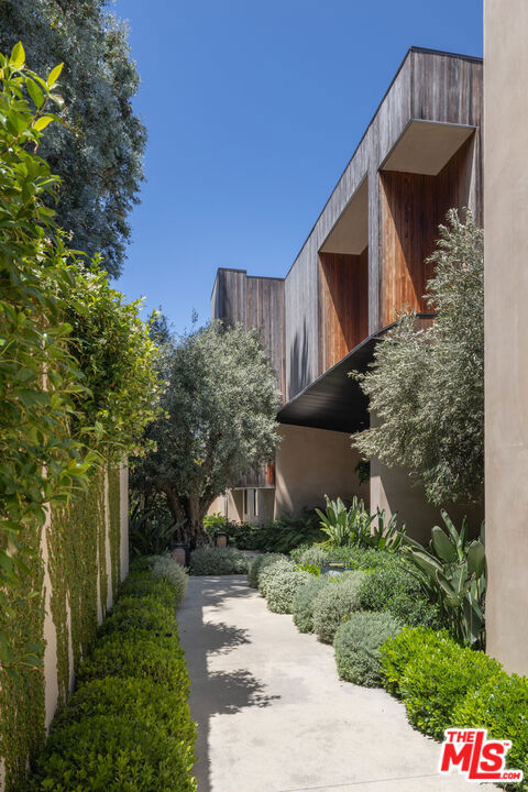 5 Bed Home for Sale in Los Angeles, California