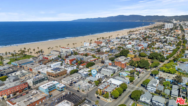 1411 Innes Place, Venice CA: https://media.crmls.org/mediaz/c60af0be-0800-4b8b-a8f8-01d392d106f7.jpg