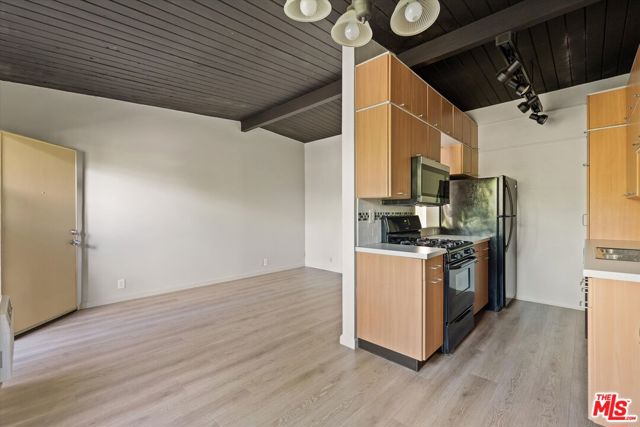7559 Whitsett Avenue photo 4