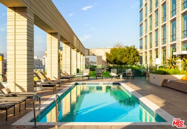 400 S Broadway, Los Angeles CA: https://media.crmls.org/mediaz/c60bfa01-eacc-426c-b9e8-2fcdc62c60fd.jpg