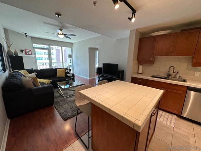 1240 India St, San Diego CA: https://media.crmls.org/mediaz/c60da429-e1bb-41be-826e-038b5bd5d97e.jpg