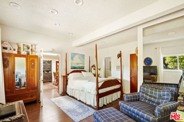 5940 Varna Avenue, Valley Glen CA: https://media.crmls.org/mediaz/c60dd721-220f-4a8b-b147-e2815093fdce.jpg