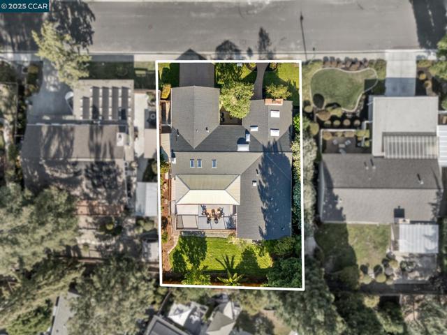 131 Clover Hill Court, Danville CA: https://media.crmls.org/mediaz/c60e9ec6-9d9d-4391-95c1-a89ccccfd706.jpg