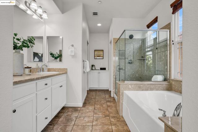 1623 Fortmann Way, Alameda CA: https://media.crmls.org/mediaz/c60eb2a5-841d-43c4-b6d0-8b20d40925b6.jpg