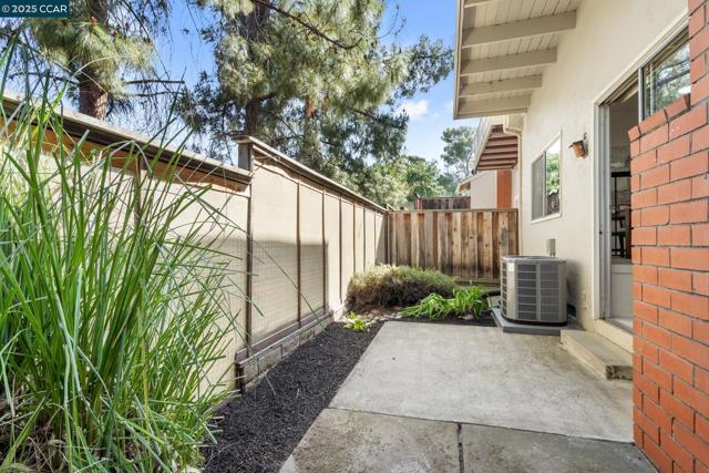 1706 Siskiyou Dr, Walnut Creek CA: https://media.crmls.org/mediaz/c60fbed8-8421-45bf-a1f3-a549fc19a618.jpg