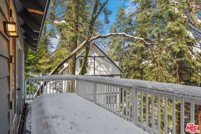 286 S Fairway Drive, Lake Arrowhead CA: https://media.crmls.org/mediaz/c6104ae5-2058-48aa-a463-4fed6455091c.jpg