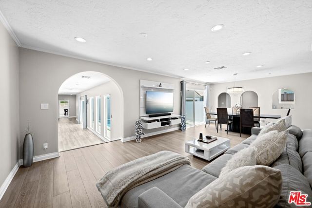 15042 Valleyheart Drive, Sherman Oaks CA: https://media.crmls.org/mediaz/c6107041-ede6-48ca-ac0e-ca00d955659c.jpg