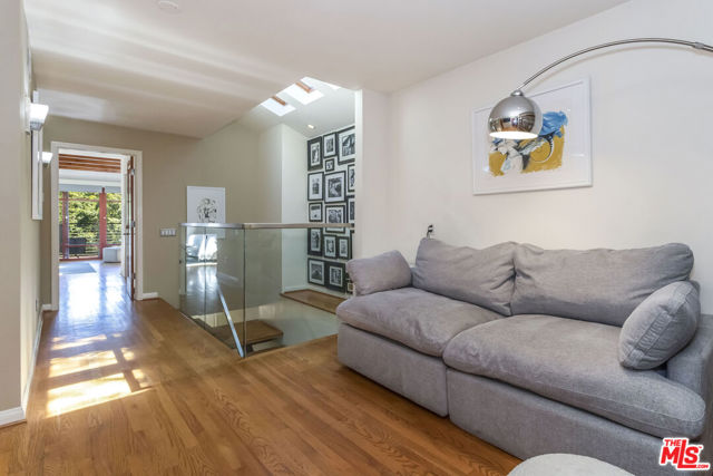 8783 Lookout Mountain Avenue, Los Angeles CA: https://media.crmls.org/mediaz/c6114719-1f1b-44ea-b3fb-e58e86939201.jpg