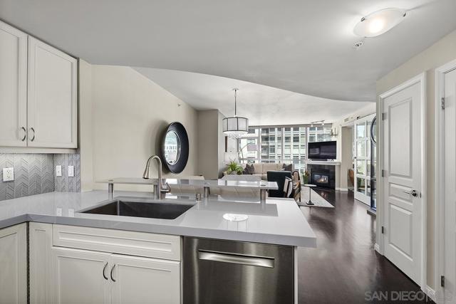 555 Front St, San Diego CA: https://media.crmls.org/mediaz/c613159f-d4ab-4459-8e88-0089d5e35298.jpg