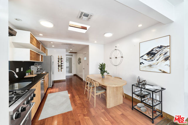 1141 Cabrillo Avenue, Venice CA: https://media.crmls.org/mediaz/c6139a58-79aa-4875-af21-322662106b78.jpg