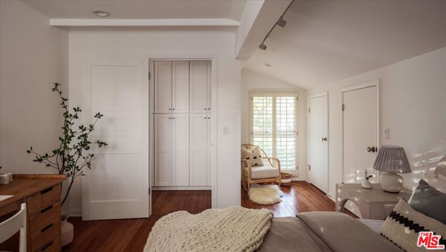 5657 Valley Oak Drive, Los Angeles CA: https://media.crmls.org/mediaz/c613f53a-30d6-4841-b38f-a979d2c7129a.jpg