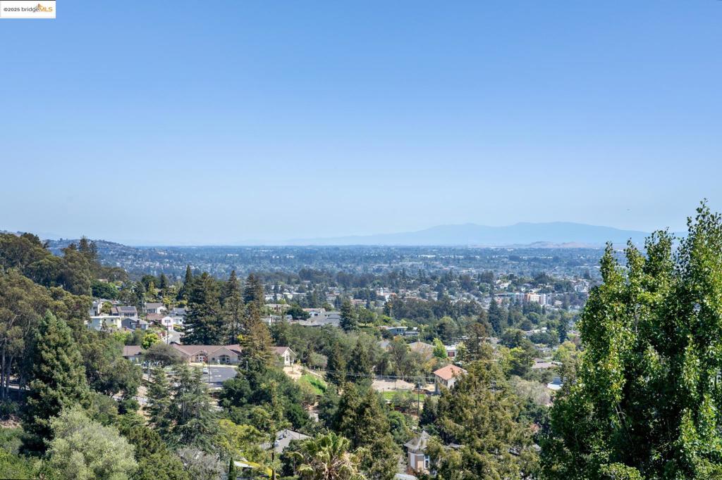 https://media.crmls.org/mediaz/c6144dff-6e38-4734-894b-61302770c280.jpg?preset=X-Large