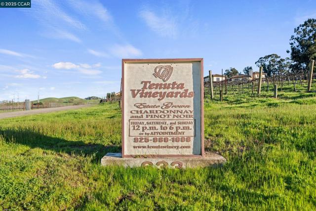 633 Kalthoff Cmn, Livermore CA: https://media.crmls.org/mediaz/c614eb12-d156-4a18-b3d3-4ded3a7219f2.jpg