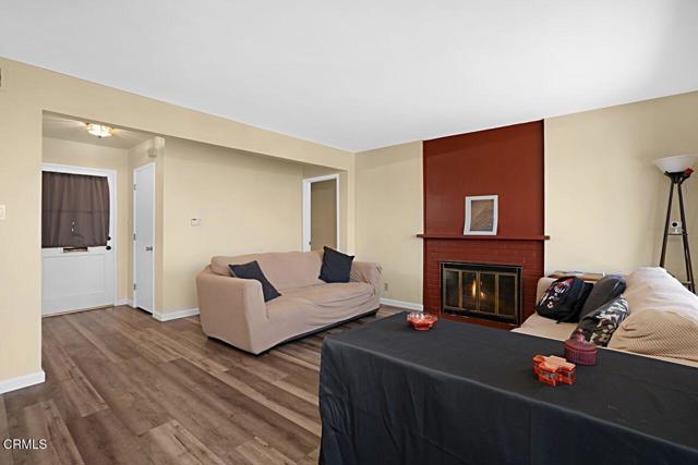 1127 Douglas Avenue, Oxnard CA: https://media.crmls.org/mediaz/c616d781-825e-4f65-9689-5a575689fe11.jpg